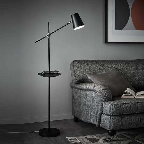 Markslöjd Stehleuchte Linear Schwarz mit USB-Ladestation