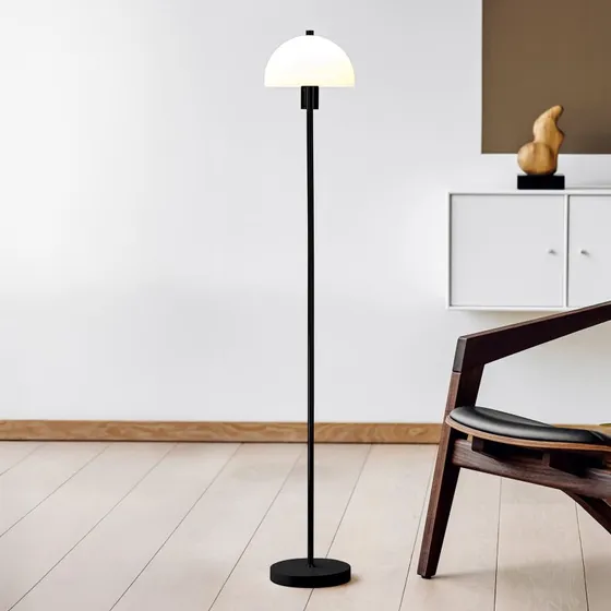 Herstal Vienda Stehleuchte Schwarz/Opalglas E14