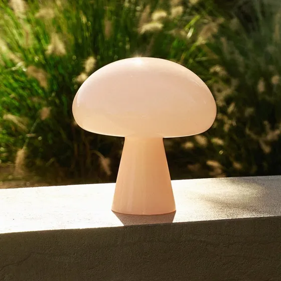 GUBI Obello LED-Akku-Tischleuchte, Puderrosa, Glas