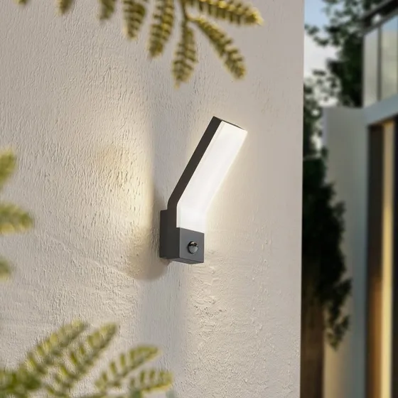 Lindby Korvik LED-Außenwandleuchte mit Sensor, 26 cm, Anthrazit