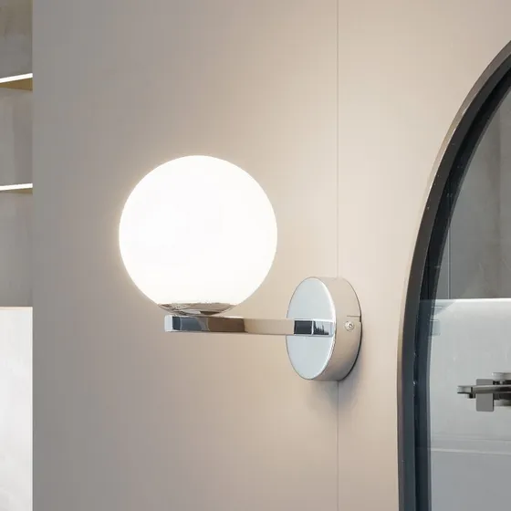 Lucande Wandleuchte Bidolo IP44 Chrom & Glas, Ø 12 cm
