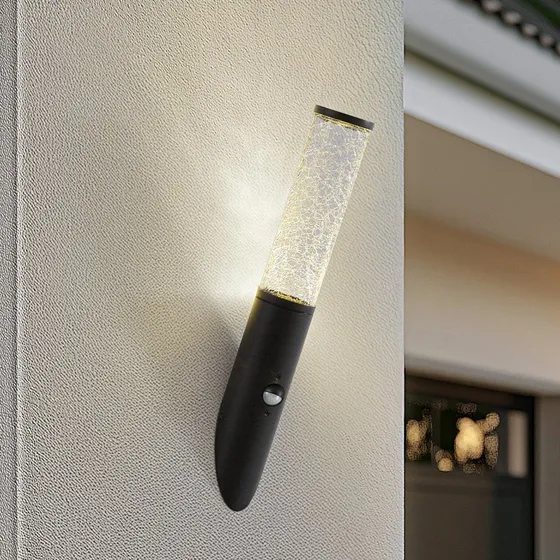 Lindby Gavros Außenwandleuchte mit Sensor, Schwarz, Aluminium