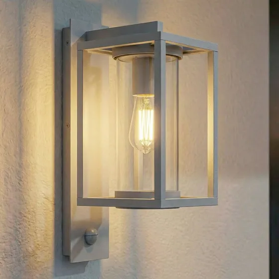 Lucande Außenwandlampe Ferda, Sensor, E27, hellgrau