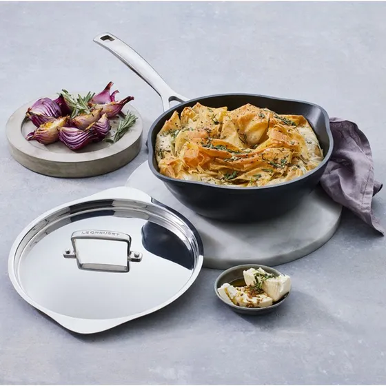 Le Creuset Aluminium-Antihaft Sautépfanne 24 cm mit 2 Ausgießern + Deckel