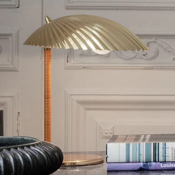 GUBI 5321 Tischleuchte Messing mit Muschel-Design