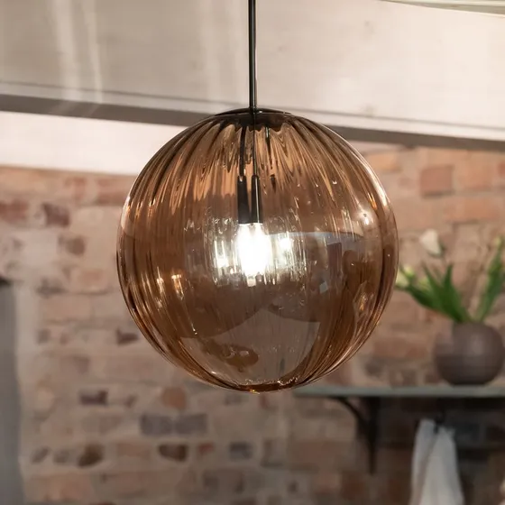 Markslöjd Fengari 1 Pendelleuchte, Glas Bernsteinfarben, Messing