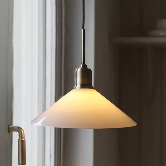 Markslöjd Vela Pendelleuchte, Weiß/Antik-Messing, Glas/Eisen, Ø 25 cm