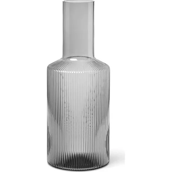 Ferm Living Ripple Karaffe - Rauchgrau - Mundgeblasenes Glas