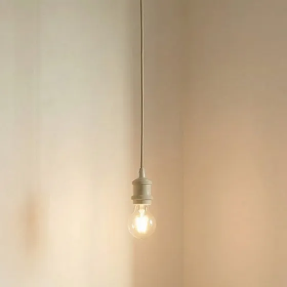 Lindby Pendelleuchte Hattie, E27, beige, Ø 5 cm, Aluminium