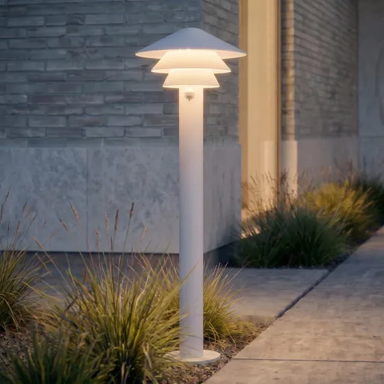 Lucande LED-Wegeleuchte Montaro, 110 cm, Weiß, mit Sensor