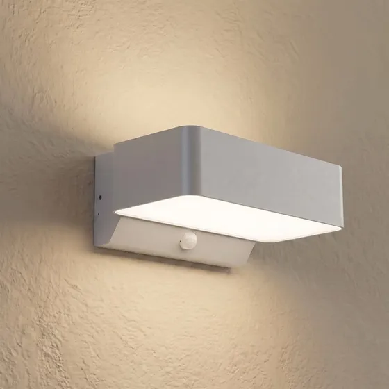 Lindby LED-Außenwandleuchte Fando, silber matt, Sensor, IP44
