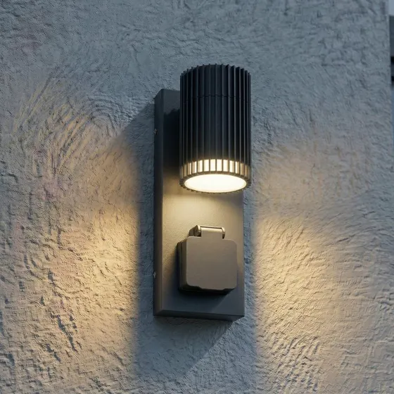 Lindby Außenwandlampe Enerio, Schwarz, GU10, mit Steckdose, IP44