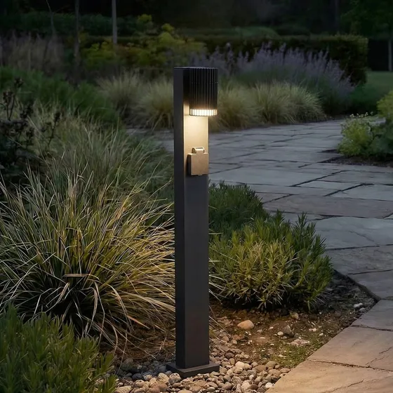 Lindby Wegeleuchte Enerio, schwarz, 80 cm, GU10, mit Steckdose