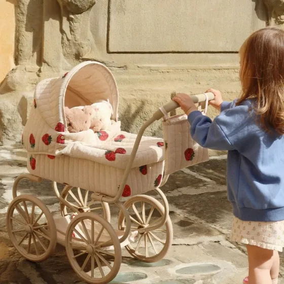 Konges Sløjd Minnie Tüll-Puppenwagen Erdbeere