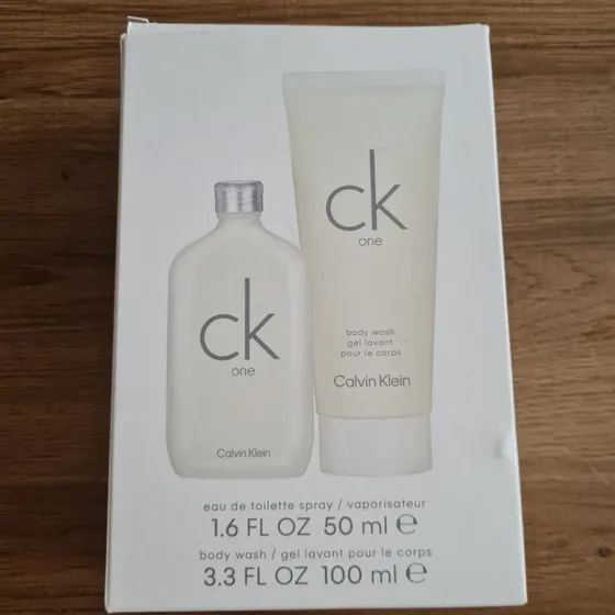 Calvin Klein CK One Geschenkset 50 ml Eau de Toilette + 100 ml Duschgel