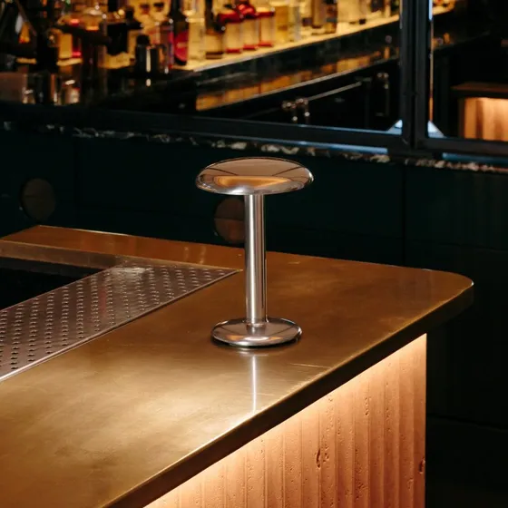 FLOS Gustave LED-Tischleuchte Akku Silber