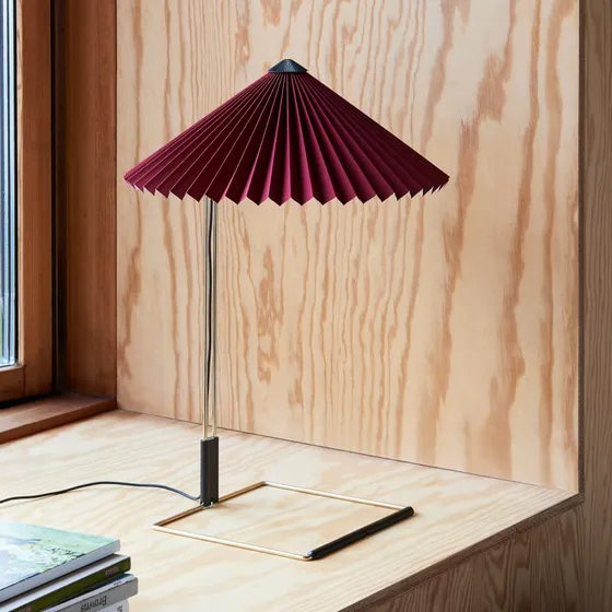Hay Matin LED-Tischlampe, Dunkelrot/Messing, 38 cm