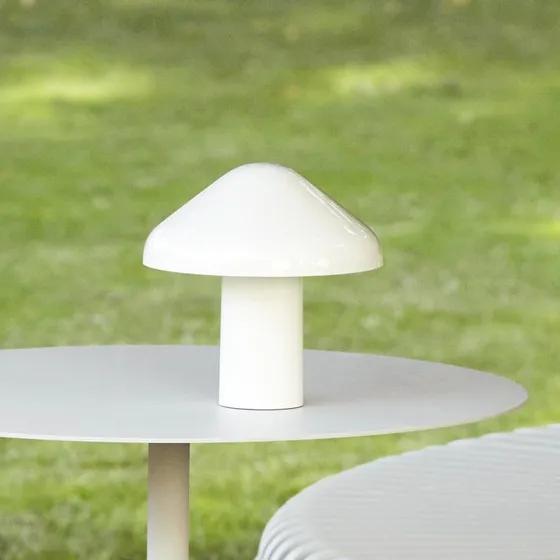 HAY Pao Portable LED-Tischleuchte mit Akku, Weiß