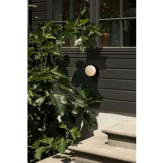 Nuura Liila Außen-Wandleuchte, Ø 16,5 cm, Schwarz/Opal