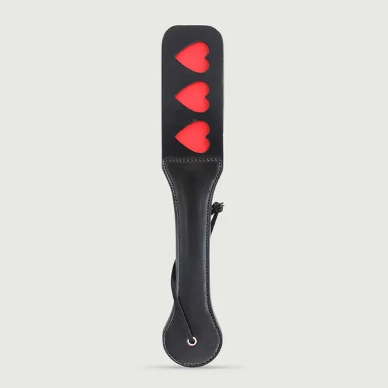 Domme Series Lederpaddel mit 3 Herzausschnitten & roter Rückseite - Schwarz