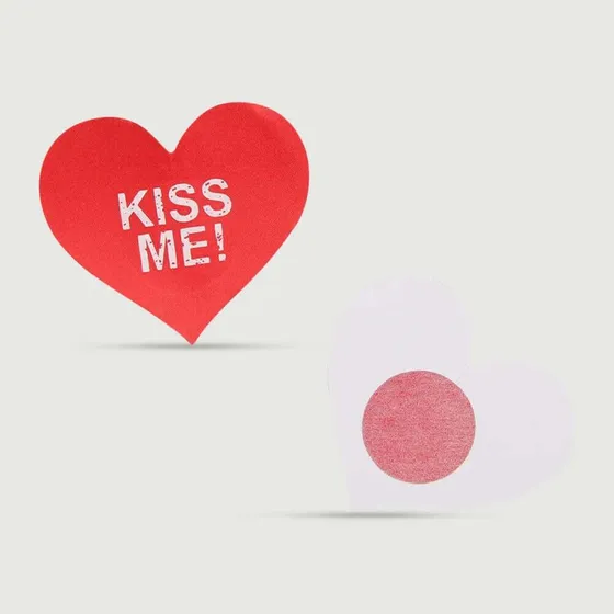 Roter herzförmiger Nippelschutz mit „KISS ME!“-Aufdruck