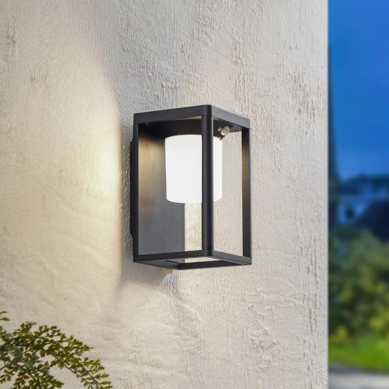 Lucande Tilena Solar-Wandleuchte mit Sensor, Schwarz, Aluminium