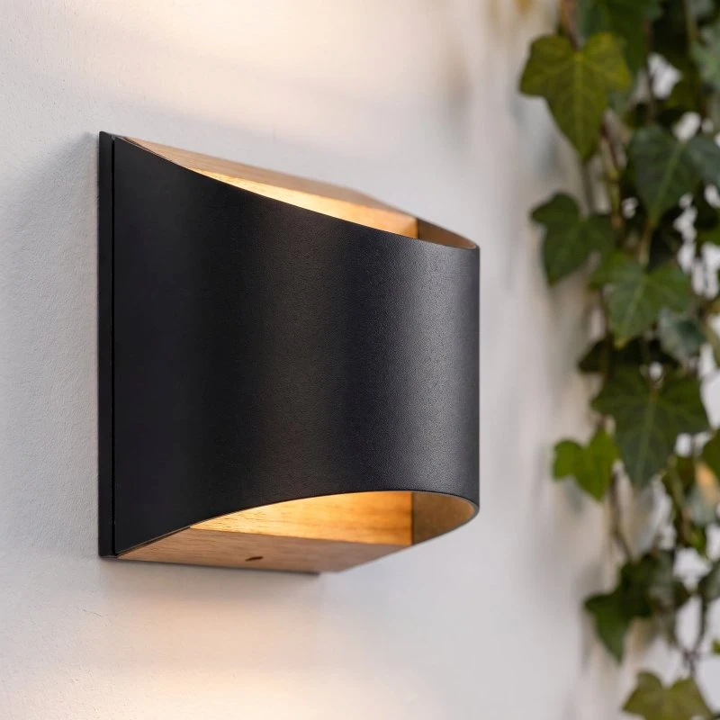 Lindby LED-Wandleuchte Lenore Schwarz, 13 cm, IP44, Aluminium & Teak