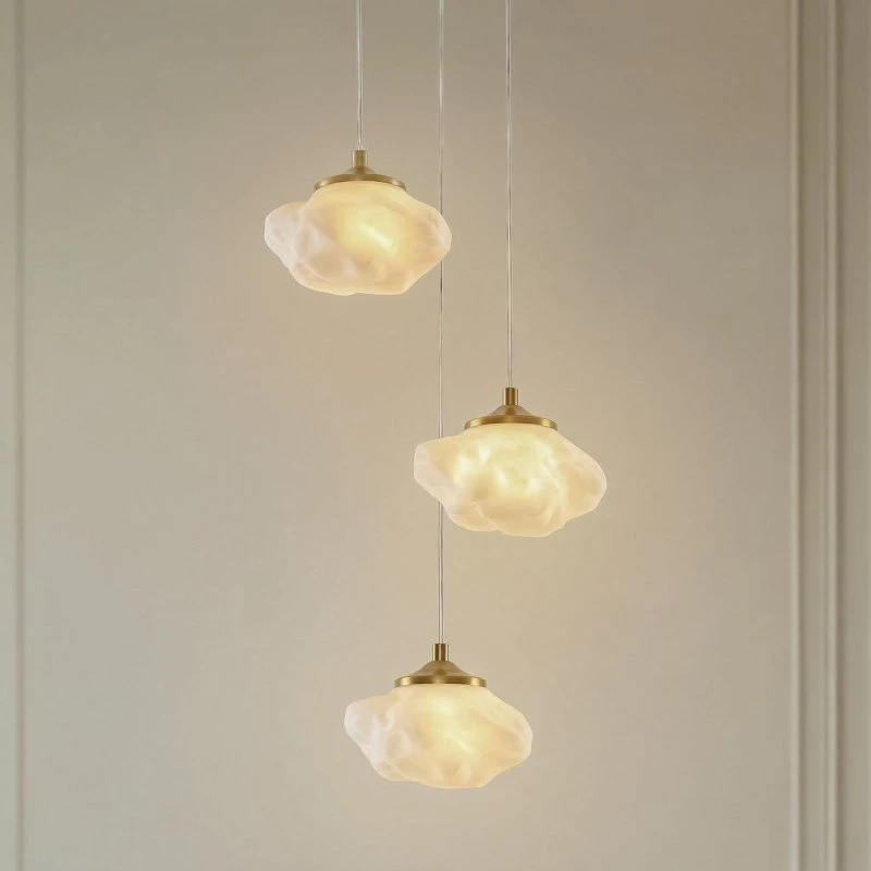 Lindby Hängelampe Piatra, 3-flg., Ø 25cm, Opal/Messing, Glas