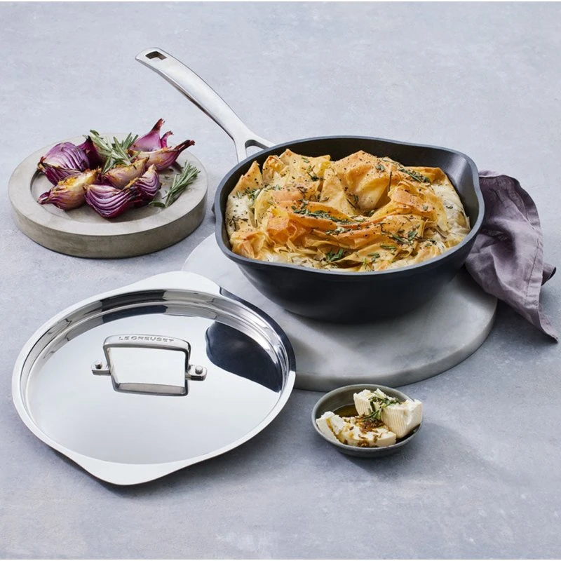 Le Creuset Aluminium-Antihaft Sautépfanne 24 cm mit 2 Ausgießern + Deckel