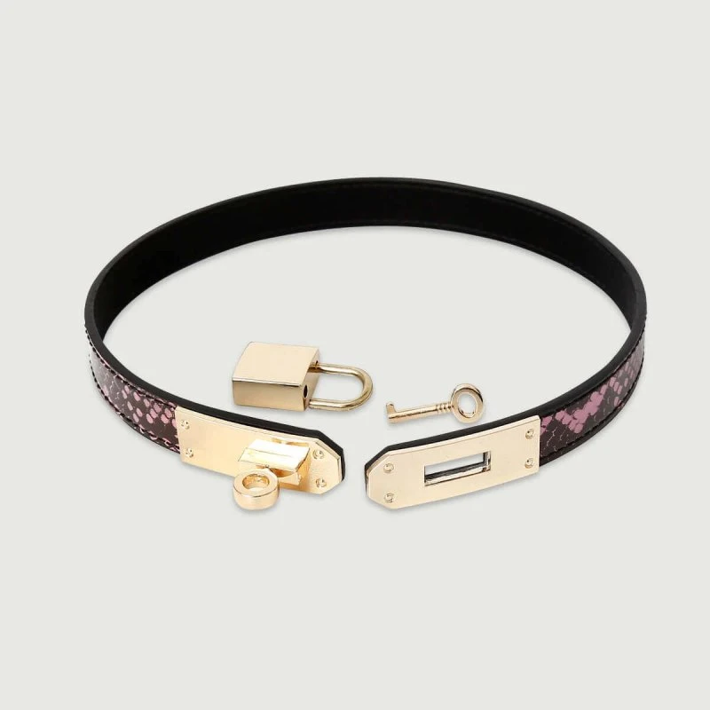 Lederarmband mit Schlangendruck und Schloss - Schwarz/Rosa