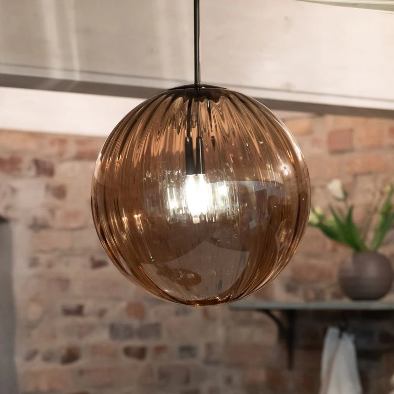 Markslöjd Fengari 1 Pendelleuchte, Glas Bernsteinfarben, Messing