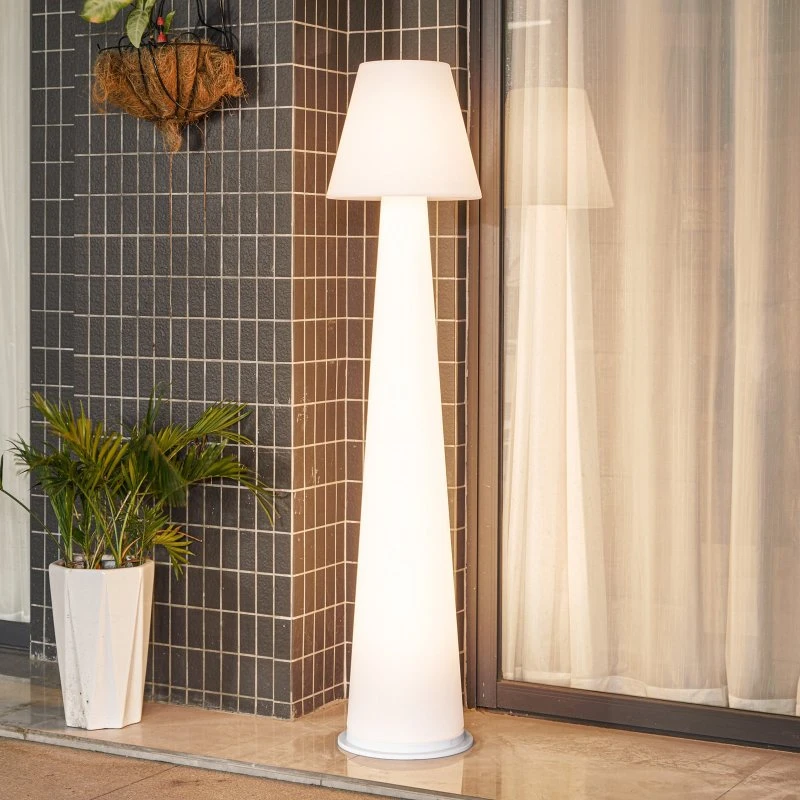 Lucande Gauri Akku-Stehleuchte IP44 Weiß, 153 cm