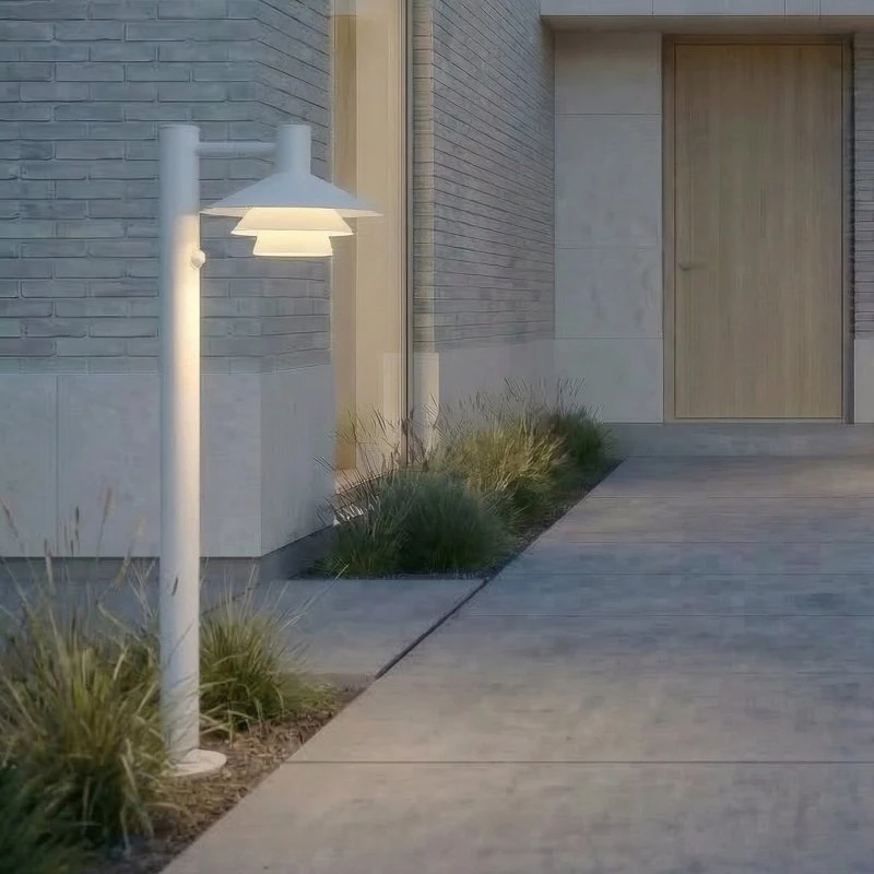 Lucande Montaro LED-Wegeleuchte, 100 cm, Weiß, mit Sensor