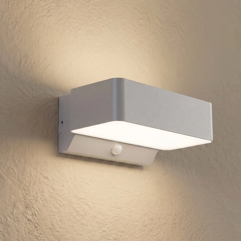 Lindby LED-Außenwandleuchte Fando, silber matt, Sensor, IP44