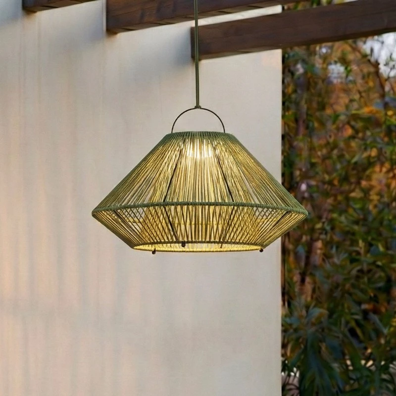 Lindby LED-Solarhängelampe Austas, grün, Ø 50 cm, USB, IP54