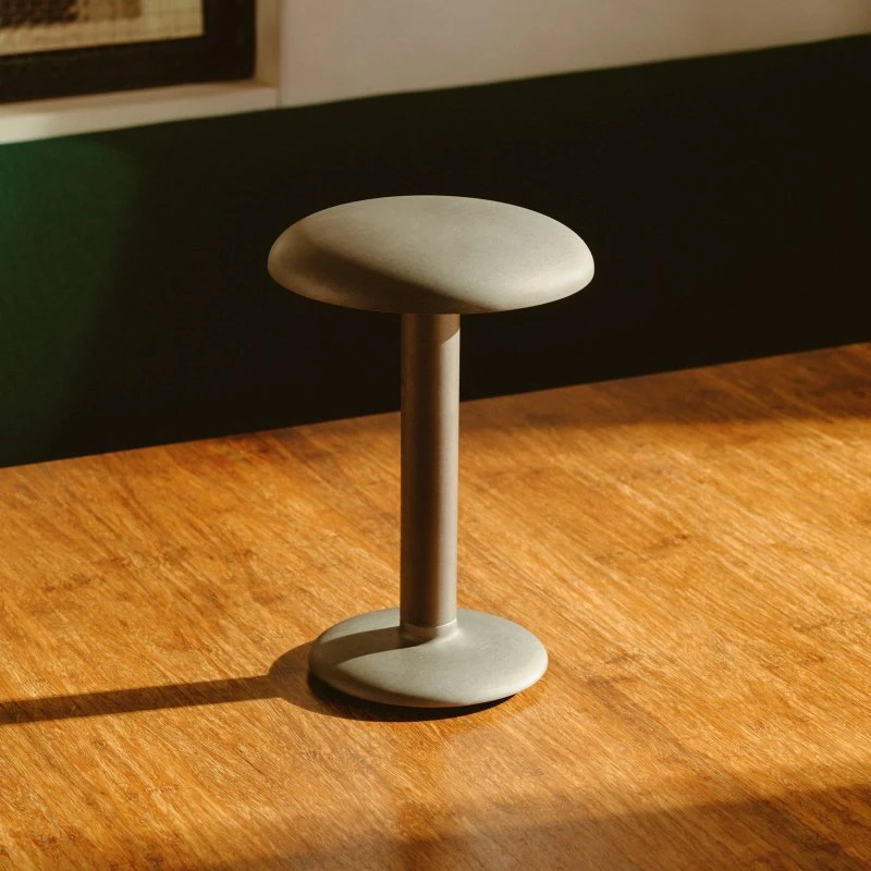Flos Gustave LED-Tischleuchte Akku Aluminium