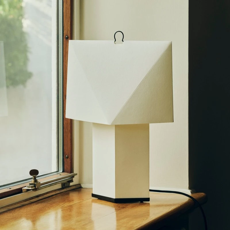 HAY Tischleuchte Aplat, 66 cm, Weiß, Seidenpapier, E27