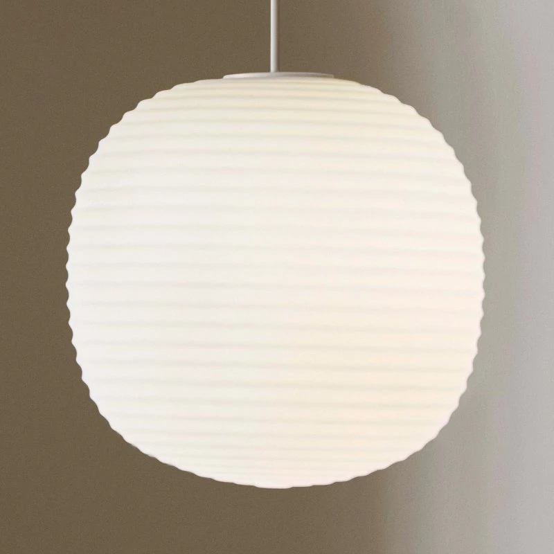New Works Lantern Medium Pendelleuchte aus Opalglas, Ø 30cm