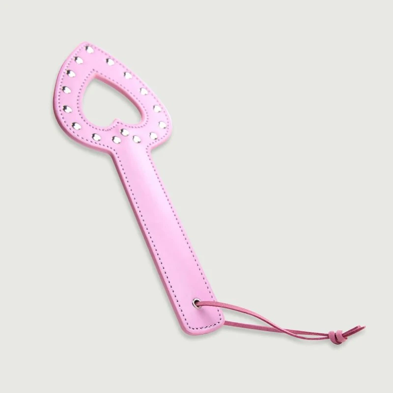 Herzförmiges Paddel mit Metallnieten und Handgelenkriemen - Rosa