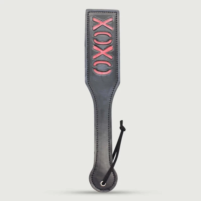 Domme Serie Leder Paddel mit XOXO Ausschnitt - Schwarz
