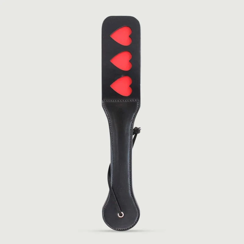 Domme Series Lederpaddel mit 3 Herzausschnitten & roter Rückseite - Schwarz