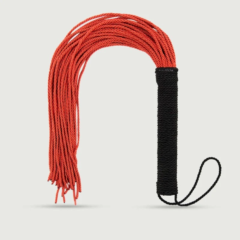 Flogger mit geflochtenen Schwänzen und schwarzem Stoffgriff - Rot